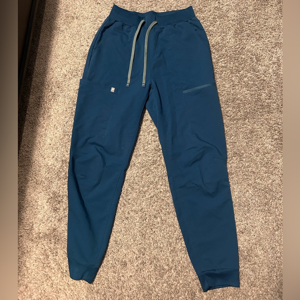 Fabletics Scrub Set - Picture 2 of 2